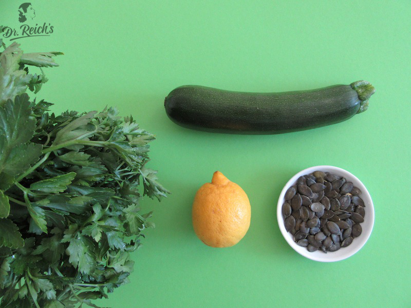 Ohne Knoblauch FODMAP Reizdarm bewusst vegan Rohkost Dr Reichs Petersilien Kürbiskern Pesto Zucchini Zutaten
