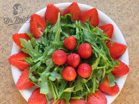FODMAP Diät Salat mit Rucola und Erdbeeren