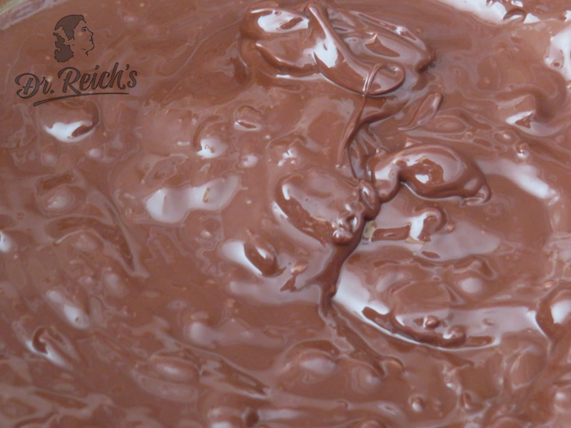 Dunkle, laktose- und zuckerfreie Schokolade ist bis zu 30 g Low FODMAP