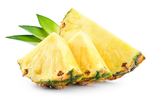 Ananas in Scheiben und zu Dreiecken geschnitten mit Ananasblatt
