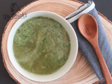FODMAP Brühe frisch aufgebrüht im Teller auf einem Holzbrett