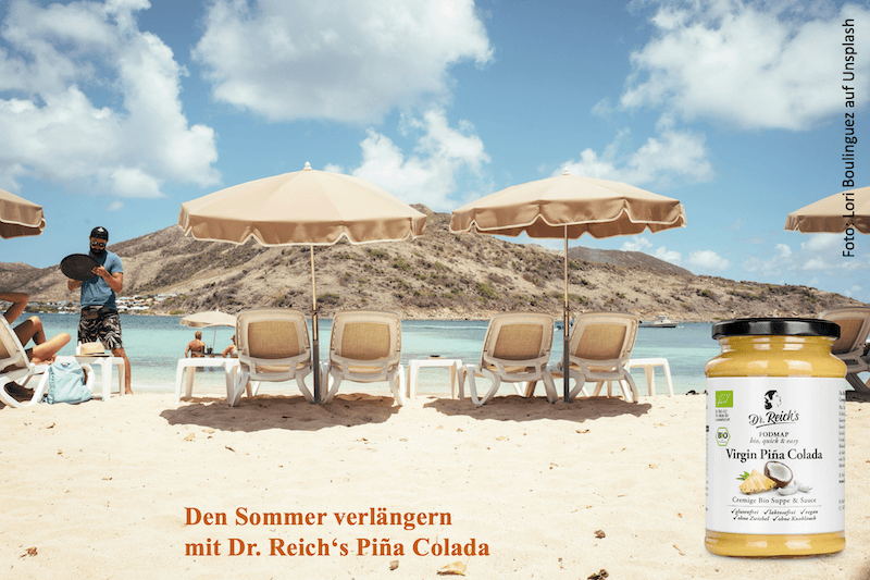 Sonnenliegen am Strand dazu Dr. Reich's Pina Colada